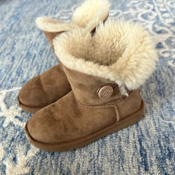 UGG Bailey button chestnut brown girls 13 - Picture 1 of 11